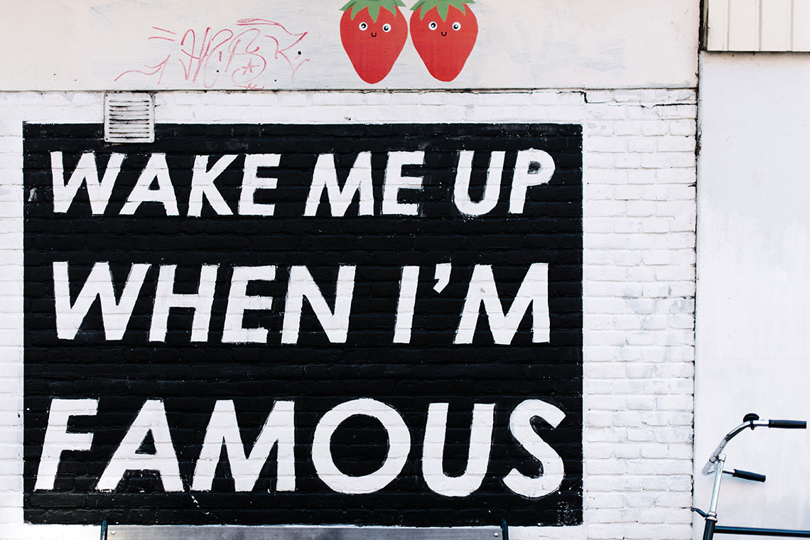 Image d'un mur, avec inscrit dessus "Wake me up when I'm famous"